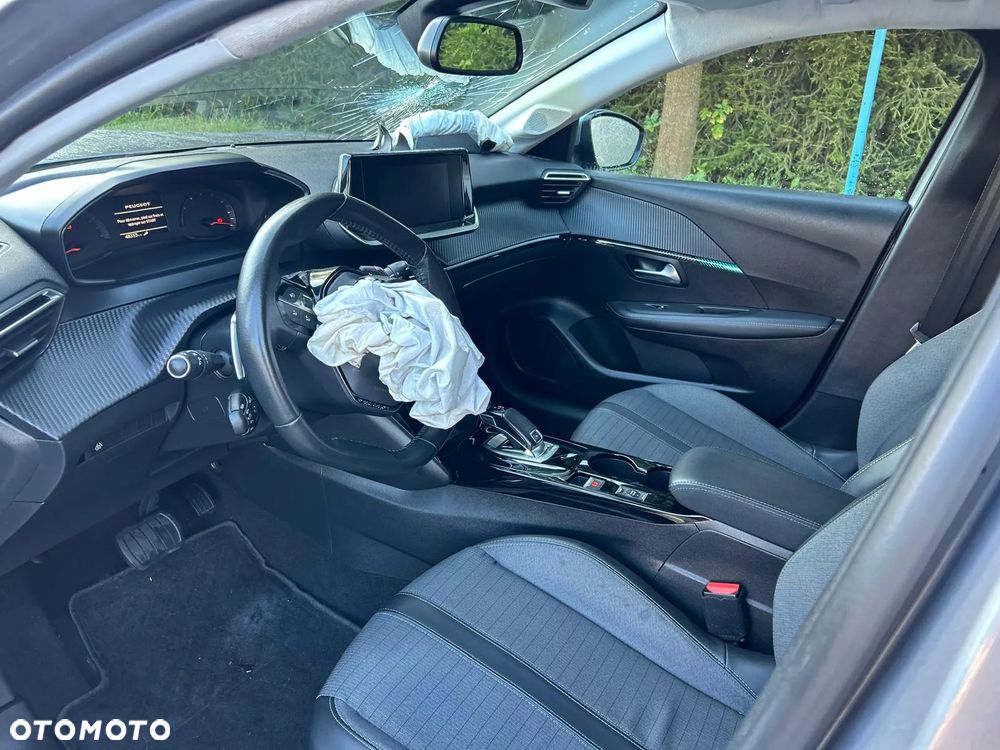 Peugeot 208 - 8