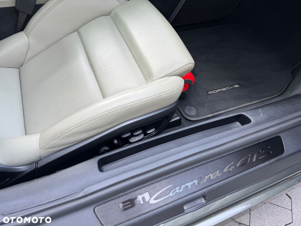 Porsche 911 Carrera 4 GTS - 24