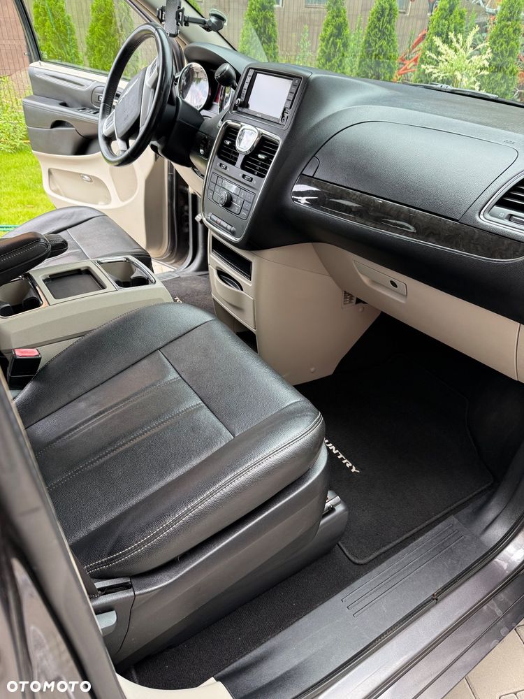Chrysler Town & Country 3.6 Limited - 8