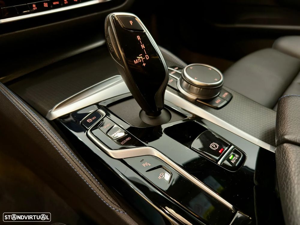 BMW 520 d Pack Desportivo M Auto - 23