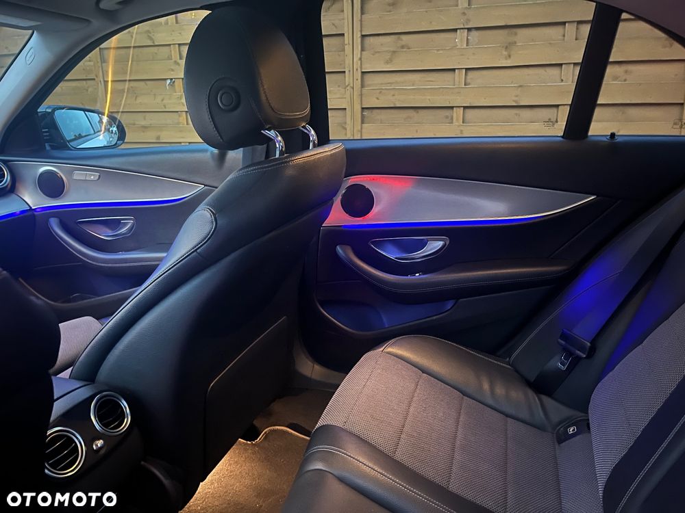 Mercedes-Benz Klasa E 220 d 4-Matic 9G-TRONIC - 26