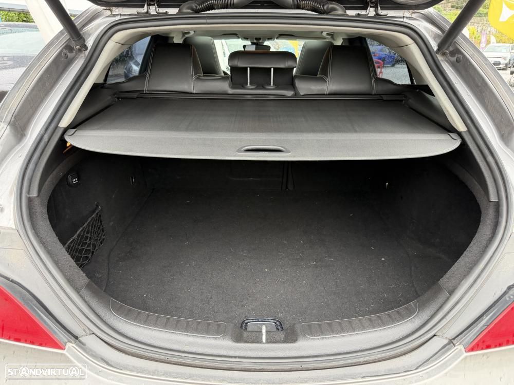 Mercedes-Benz CLA 200 d Shooting Brake AMG Line - 12