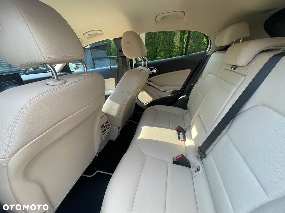 Mercedes-Benz GLA 250 7G-DCT - 16