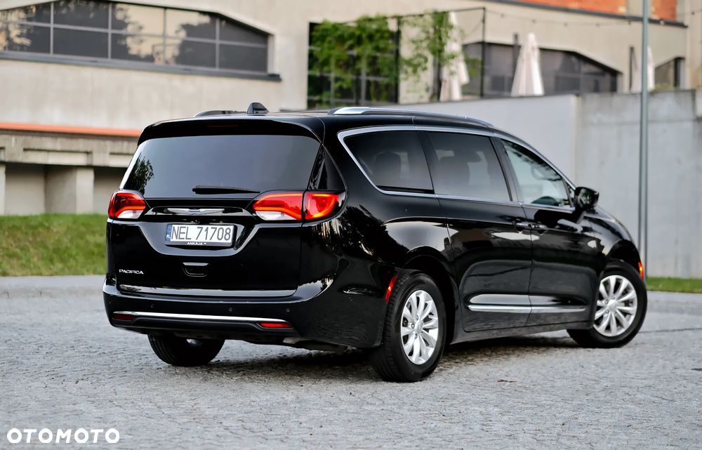 Chrysler Pacifica - 11