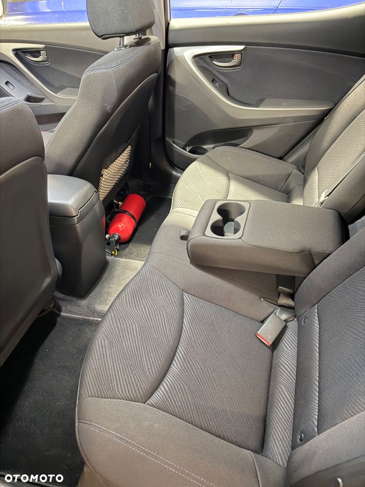 Hyundai Elantra 1.6 Comfort - 12