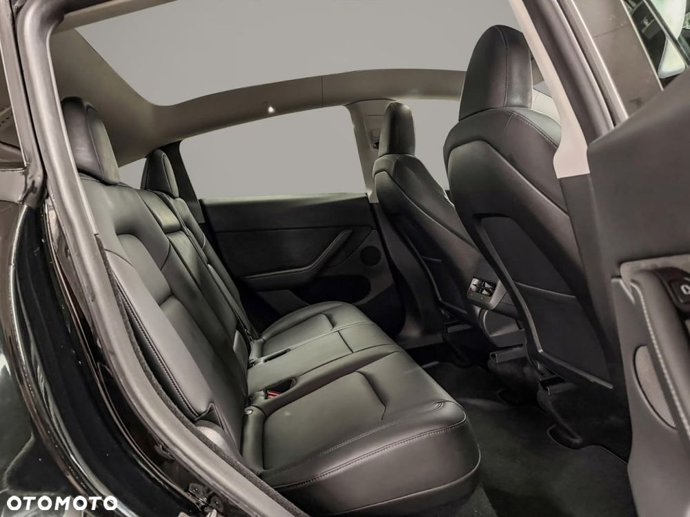 Tesla Model Y Long Range AWD - 27