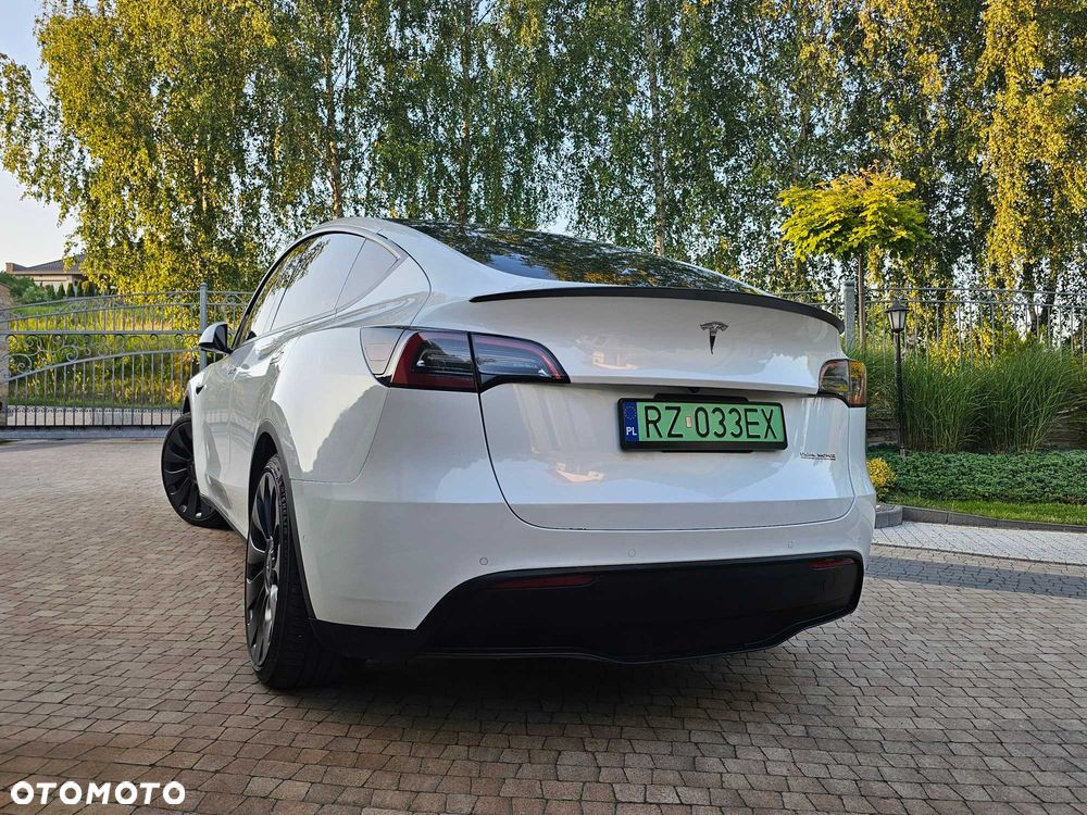 Tesla Model Y - 4
