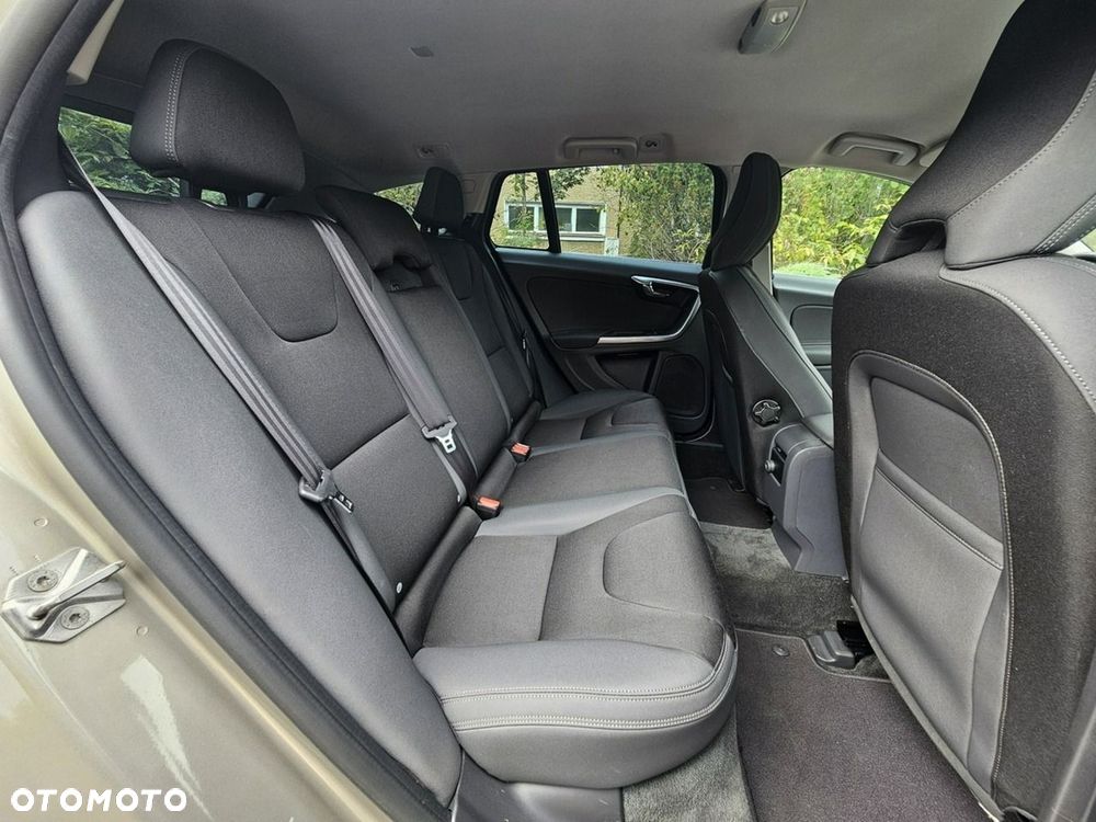 Volvo V60 D4 Momentum - 17