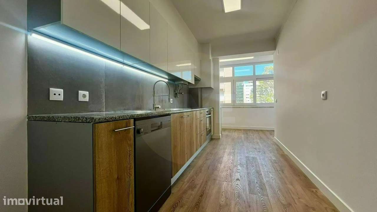 T3 Remodelado com Garagem e Arrecadação nas Laranjeiras - Grande imagem: 5/17