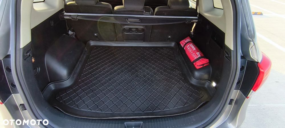 Kia Carens - 16