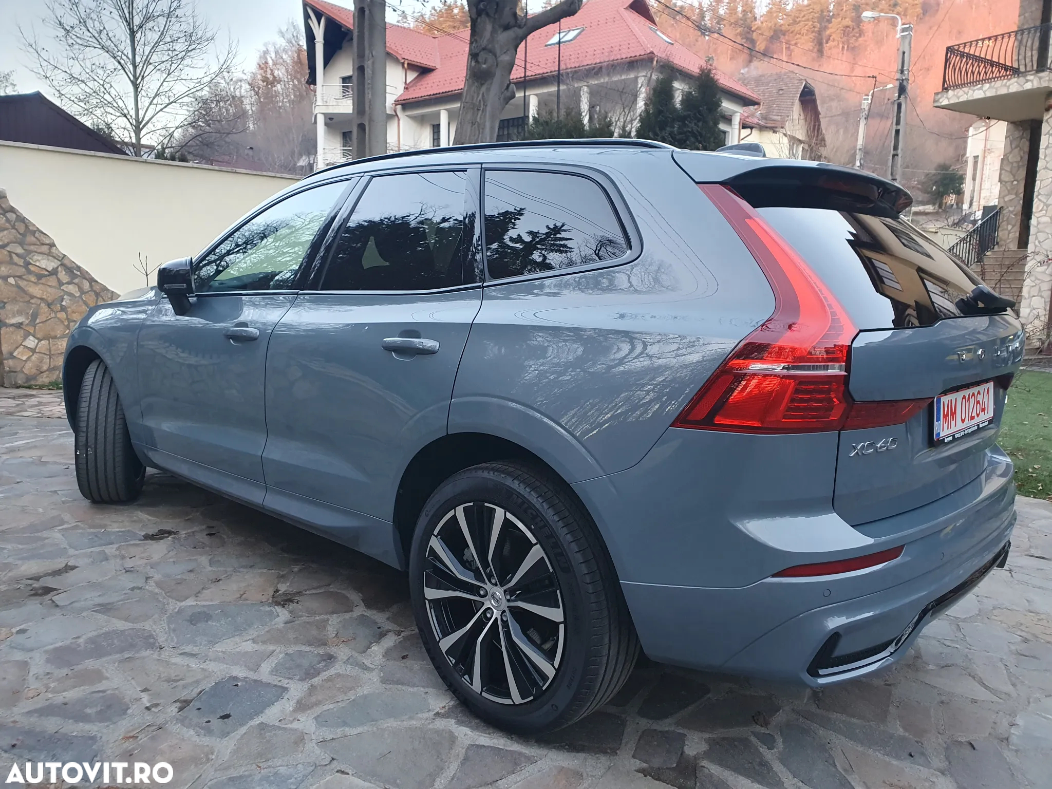 Volvo XC 60 B4 MHEV AT FWD Plus Dark - 4