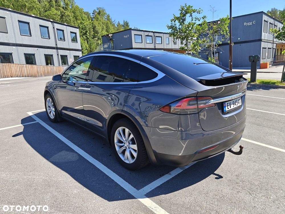 Tesla Model X - 6