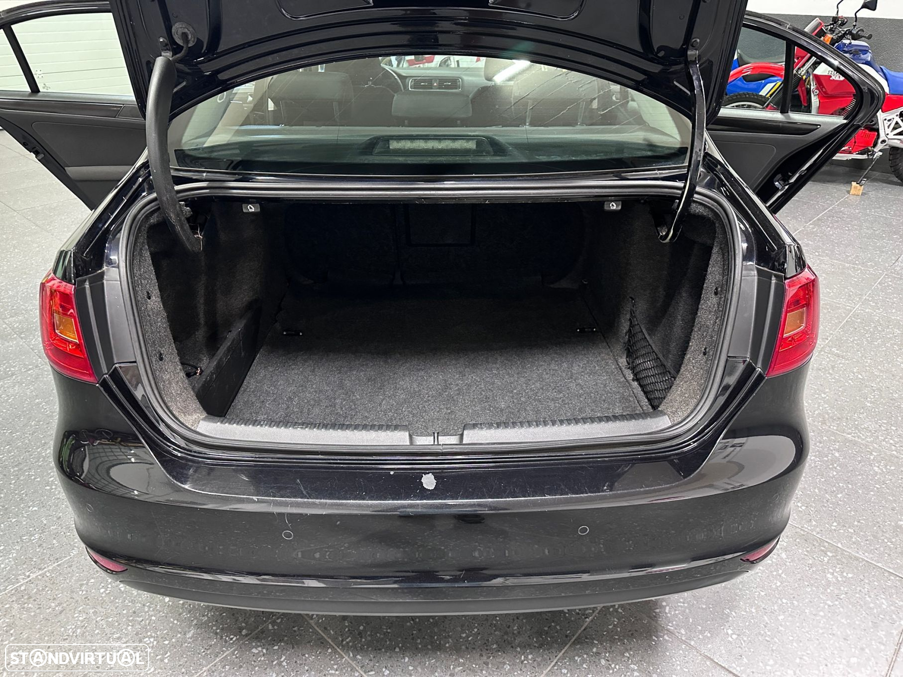 VW Jetta 1.6 TDi Confortline - 24