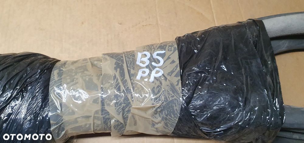 Uszczelka drzwi prawy przód przednia VW Passat B5 - 4