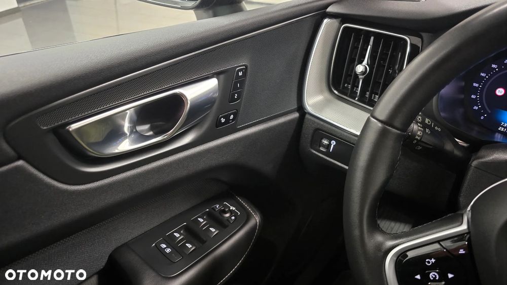 Volvo XC 60 B4 D Plus Dark - 23