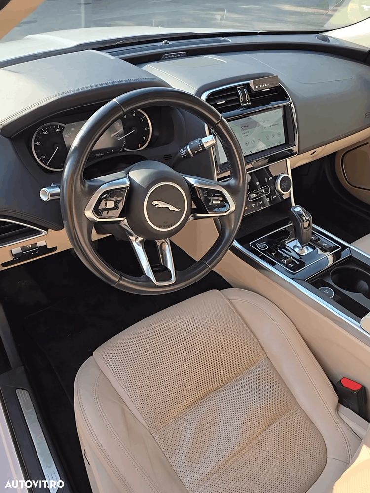 Jaguar XE P250 RWD Standard S - 9