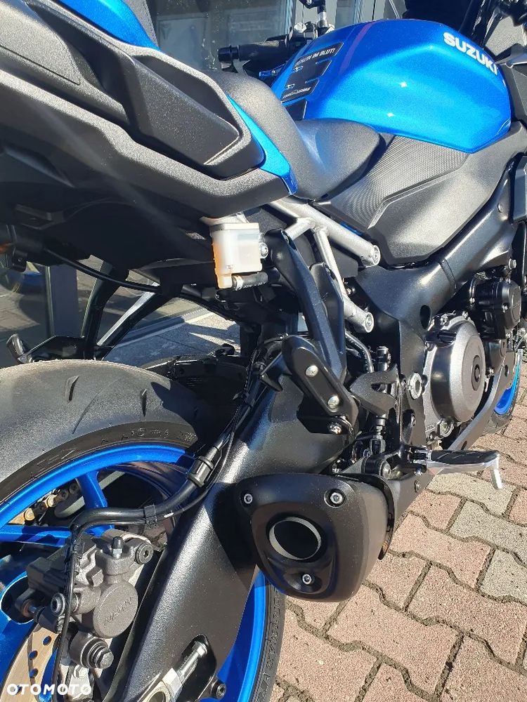 Suzuki GSX - 36