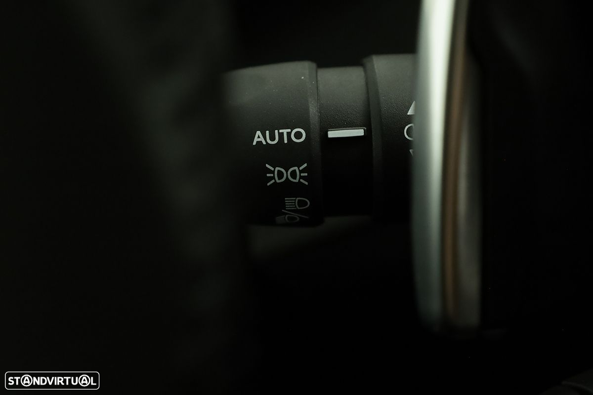 Peugeot 2008 1.2 PureTech Allure EAT8 - 17