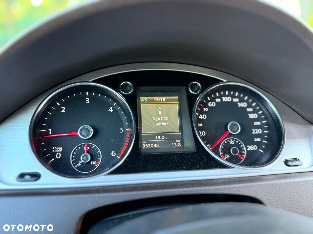 Volkswagen Passat 2.0 TDI Highline - 34