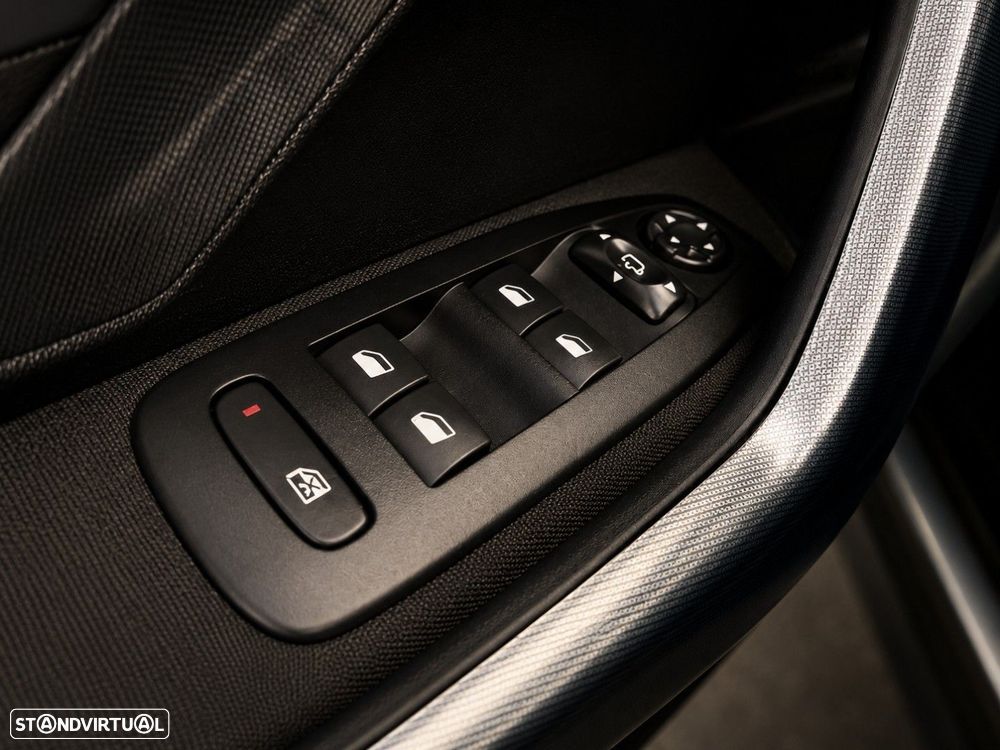 Peugeot 2008 1.2 PureTech Allure EAT6 - 22