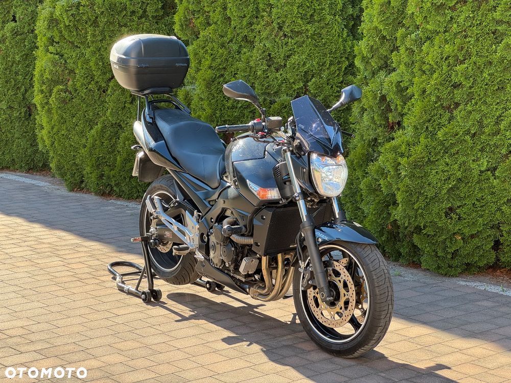 Suzuki GSR - 8