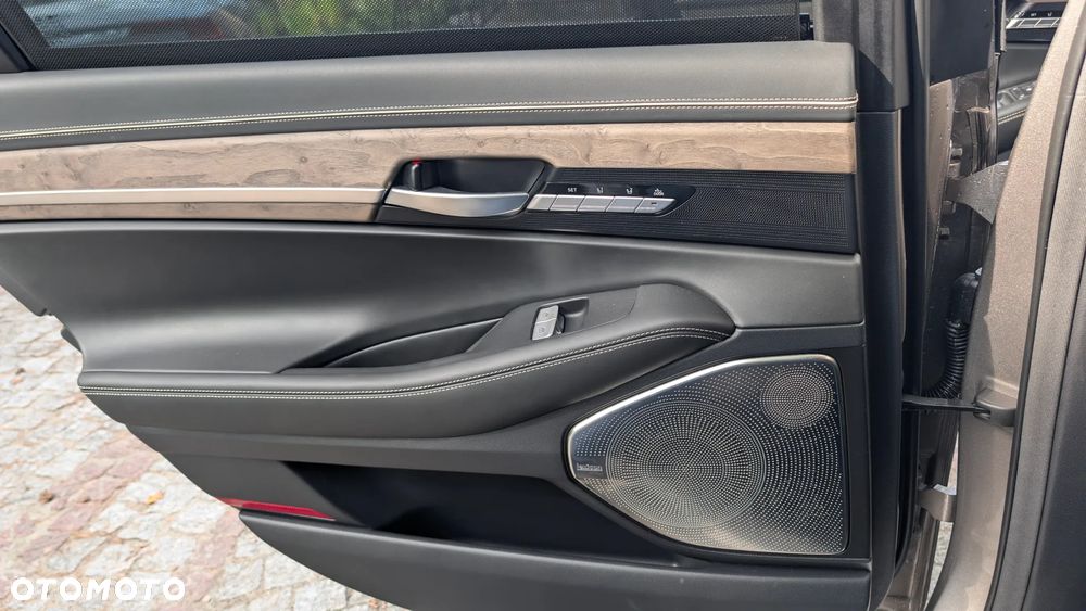 Genesis G90 - 27