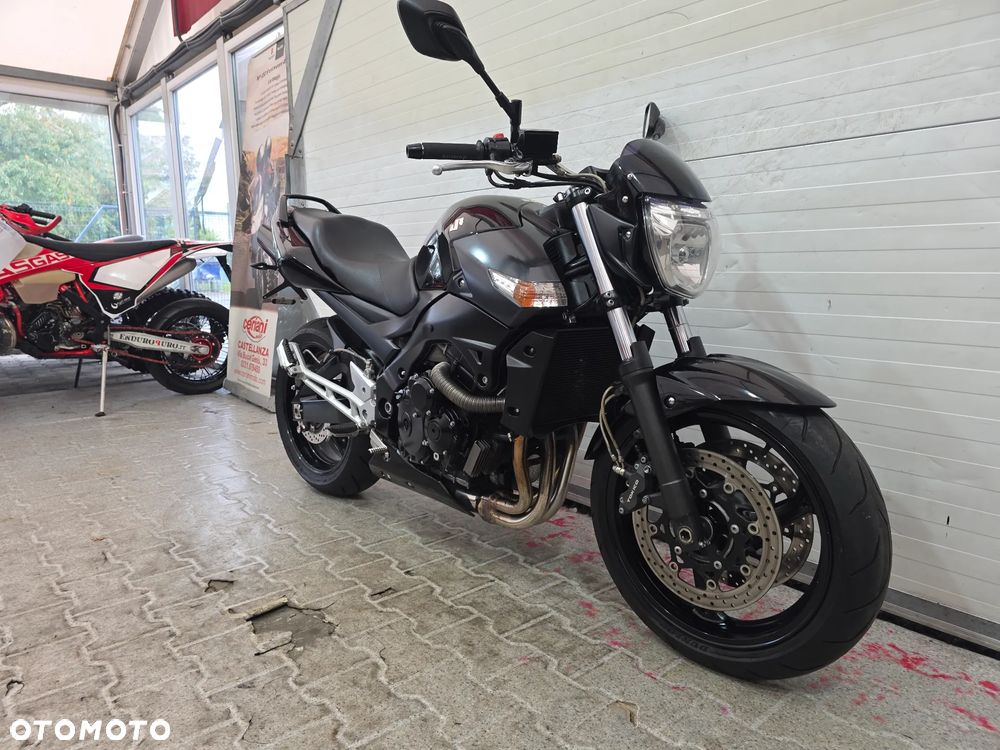 Suzuki GSR - 4