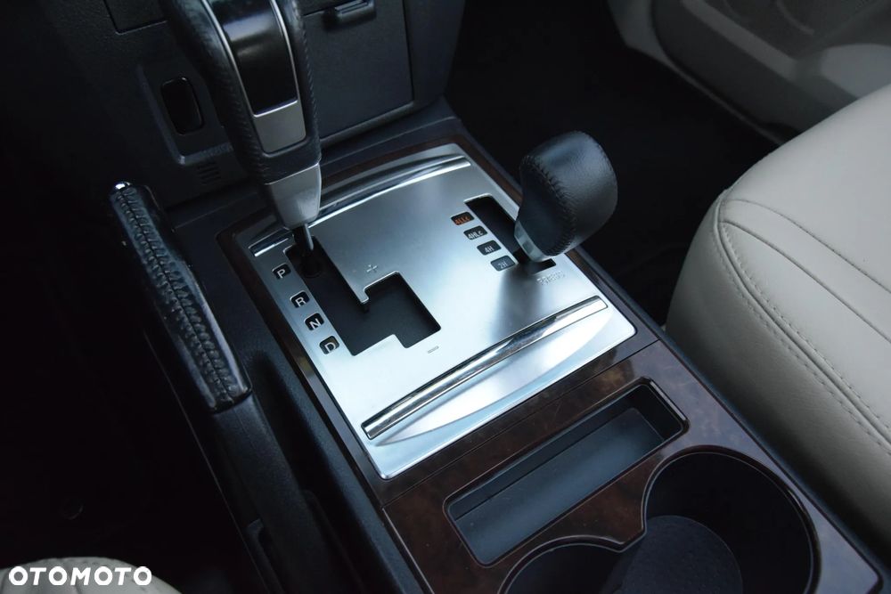 Mitsubishi Pajero - 24