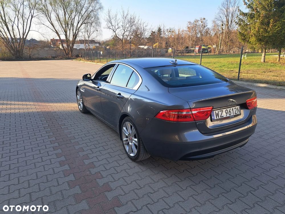 Jaguar XE 2.0 T Prestige - 21
