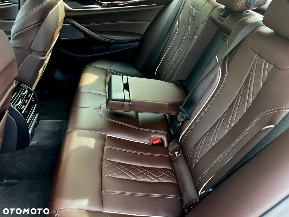BMW Seria 5 M550i xDrive - 15
