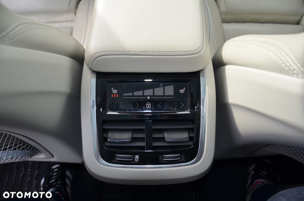 Volvo XC 60 B5 B AWD Ultimate Bright - 28