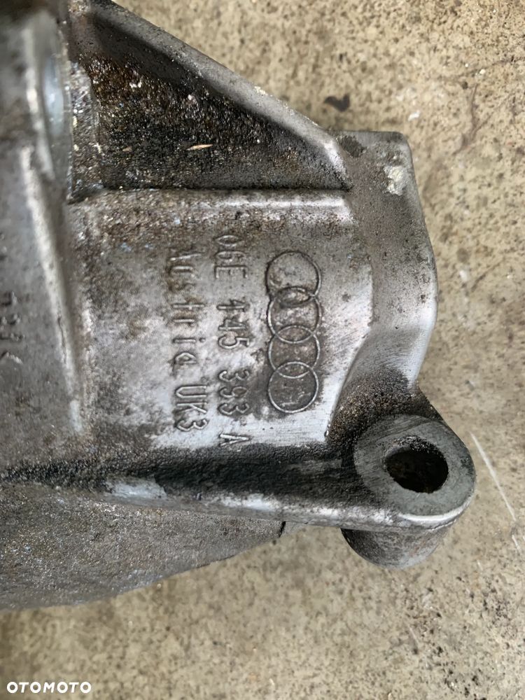 łapa mocowanie pompy wspomagania 06E145393A  Audi A6 C6 2.4 - 3