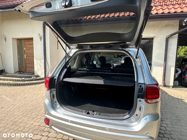 Mitsubishi Outlander 2.0 4WD Plug-In Hybrid - 22