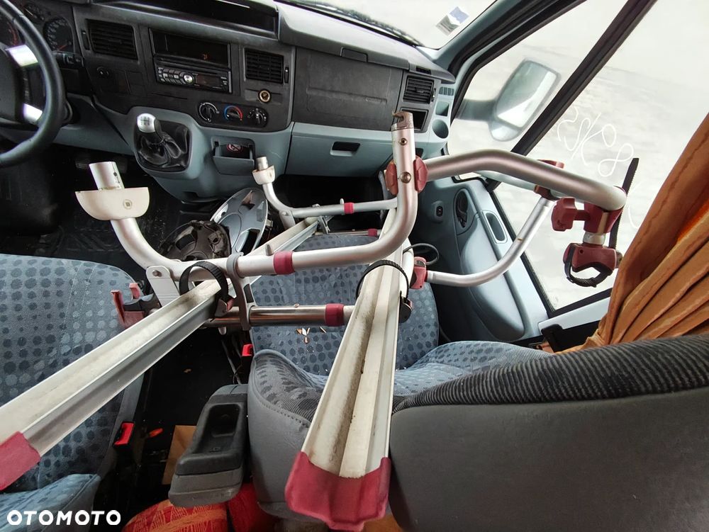 Ford Challenger - 15