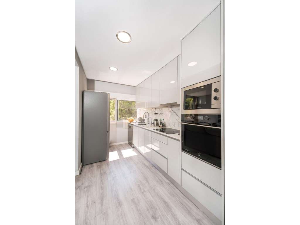 Apartamento T2 c/ terraço - Remodelado, Cruz Quebrada - Grande imagem: 4/28