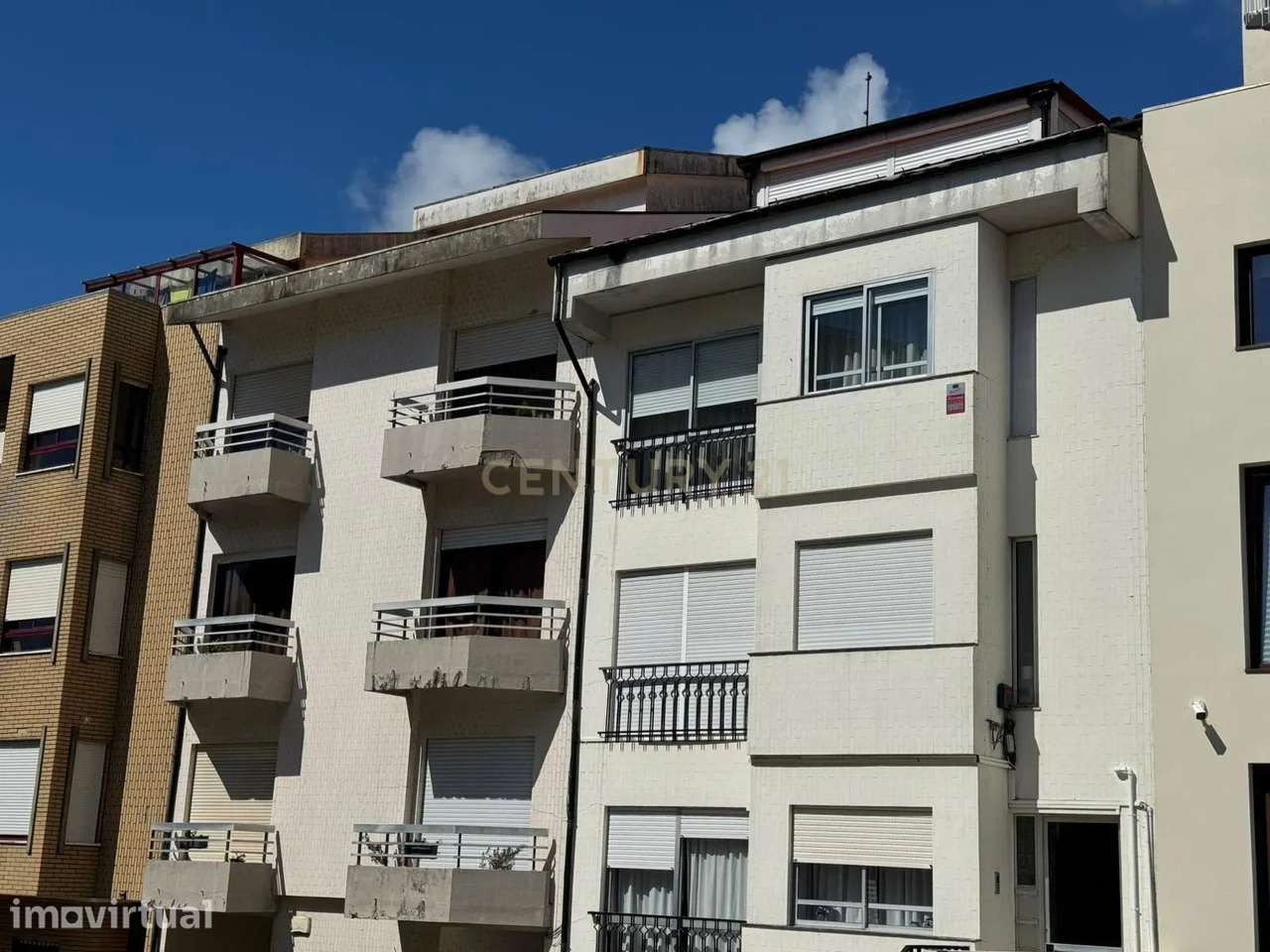 APARTAMENTO T4 DUPLEX NA PRAÇA PEDRA VERDE - ALDOAR - Grande imagem: 3/33