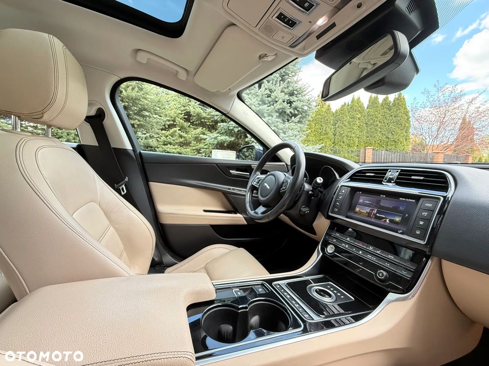 Jaguar XE 20d Prestige - 30