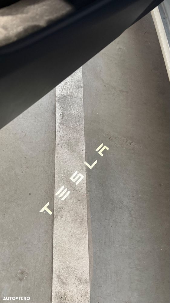 Tesla Model 3 - 1