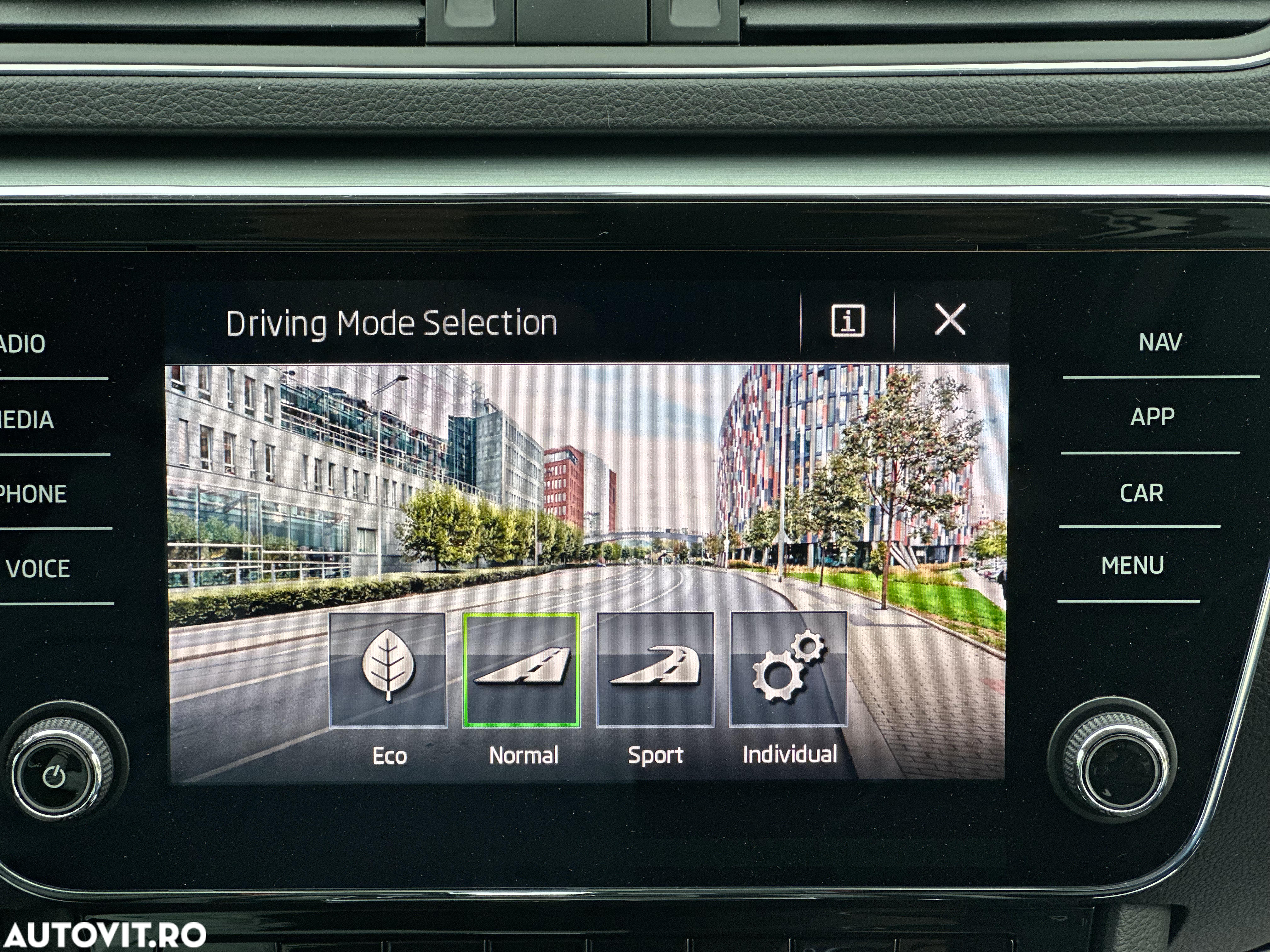 Skoda Superb Combi 2.0 TDI DSG Ambition - 21
