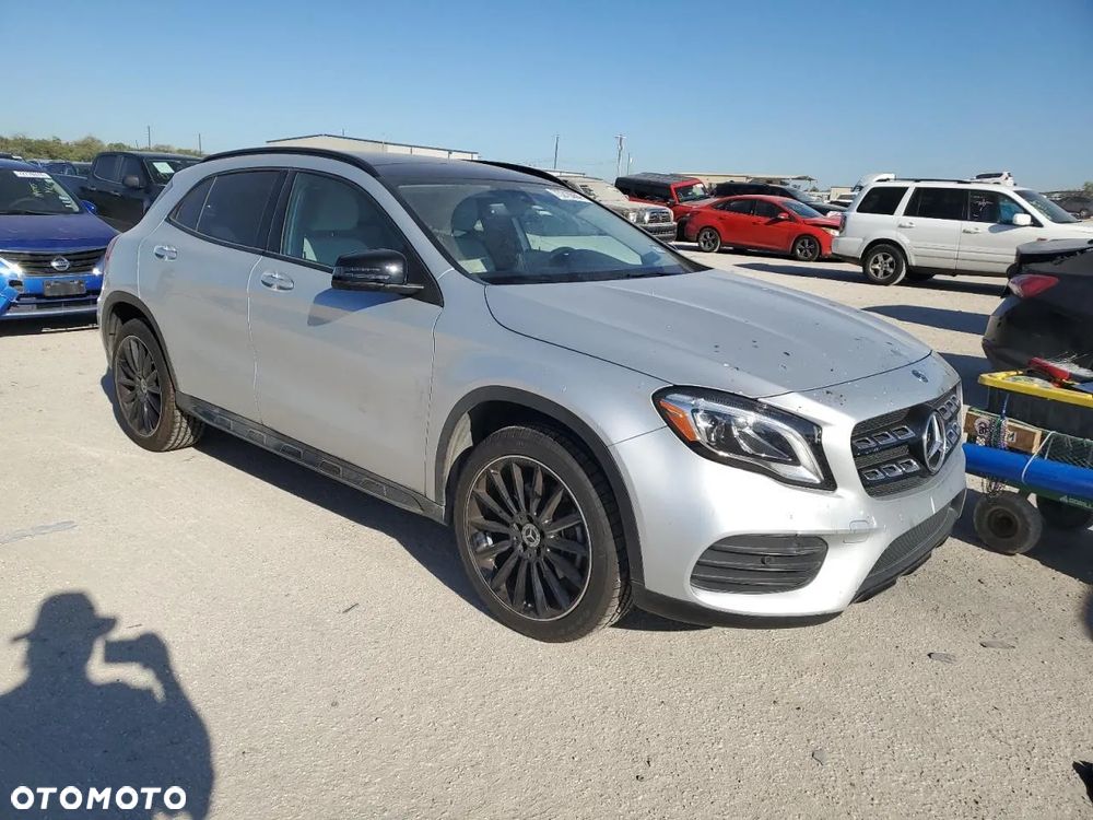 Mercedes-Benz GLA - 4