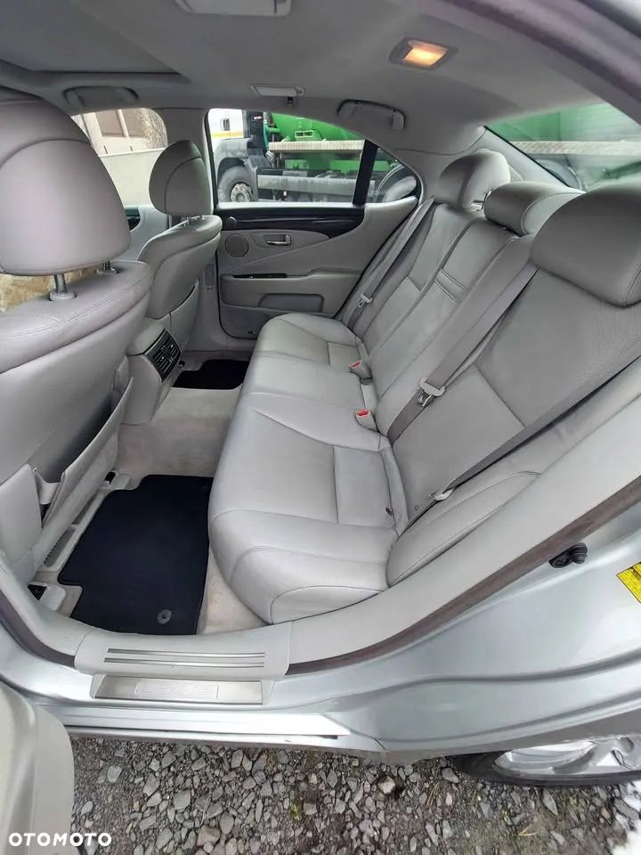 Lexus LS - 12