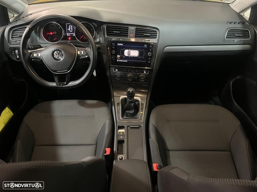 VW Golf 1.6 TDI Confortline - 23