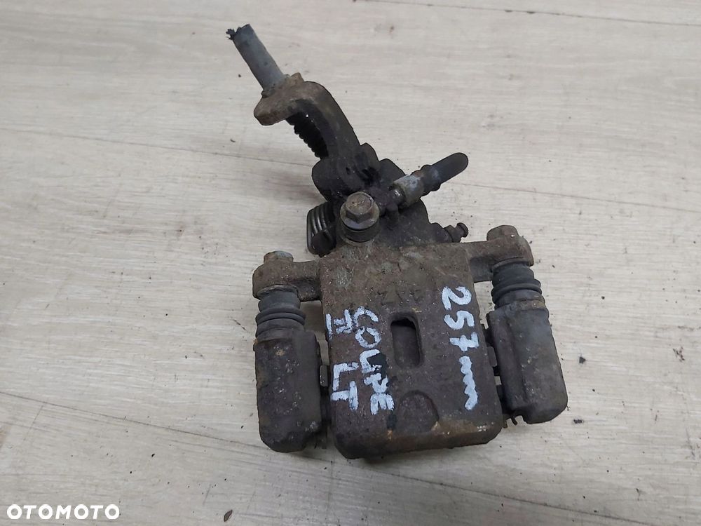 HYUNDAI COUPE II Tiburon 2,0 zacisk jarzmo lewy tył - 2