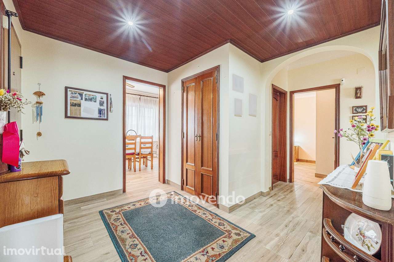 Apartamento T2 com áreas amplas e arrecadação, em Almeirim - Grande imagem: 2/46