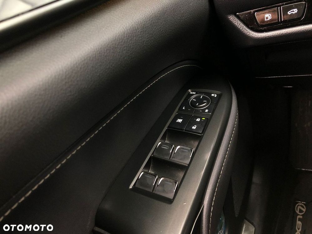 Lexus NX 350h Business AWD - 24