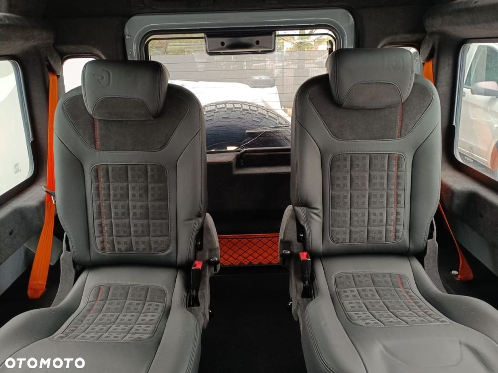 Land Rover Defender - 33