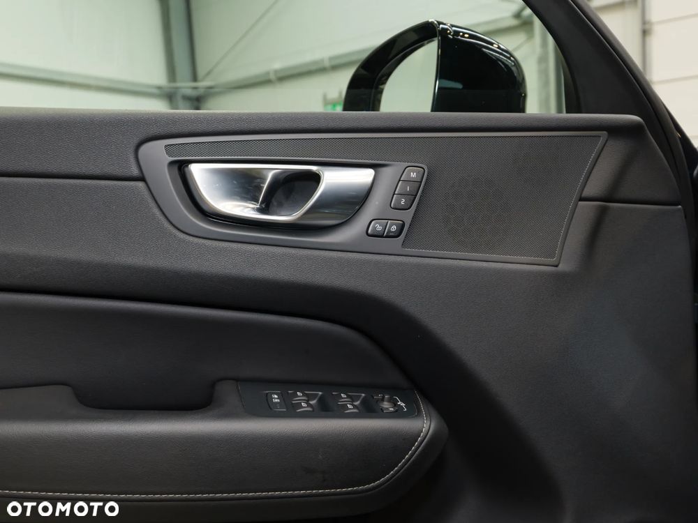 Volvo XC 60 B4 D AWD Plus Dark - 29