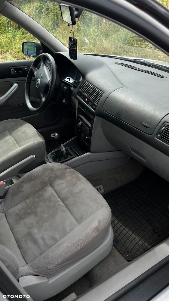 Volkswagen Golf 1.6 - 8