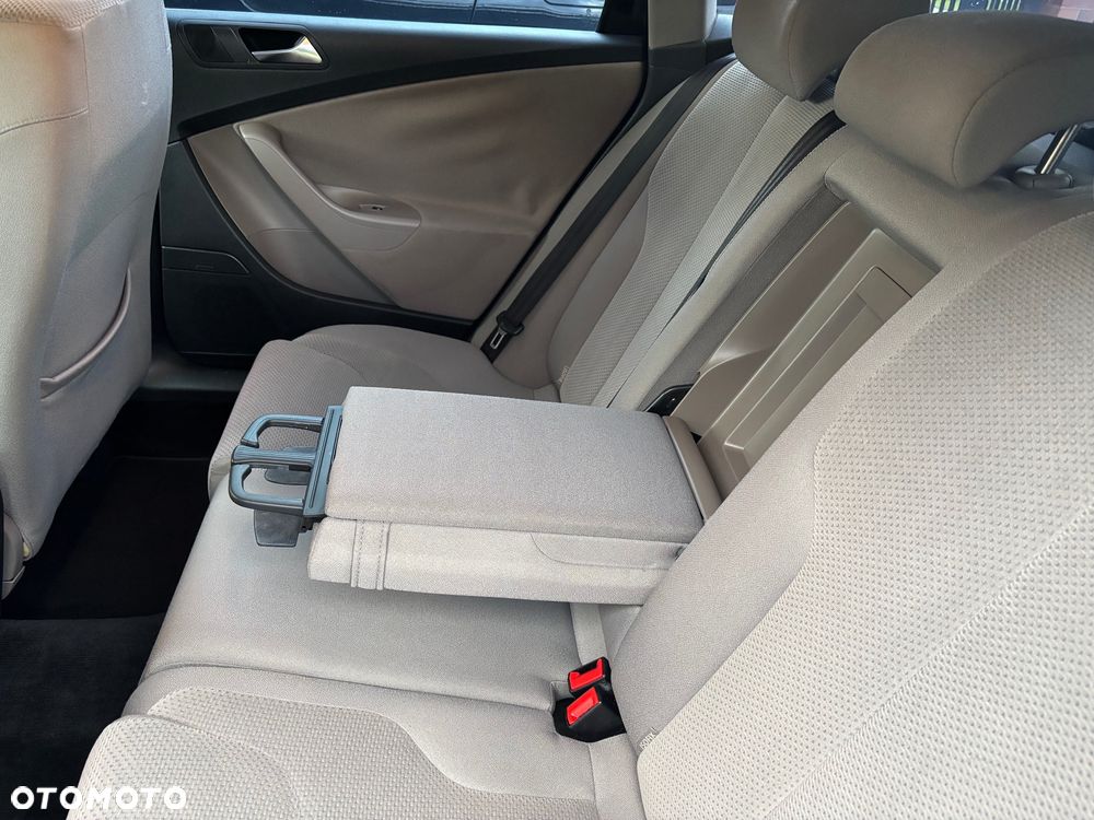 Volkswagen Passat 1.6 TDI DPF BlueMot Comfortline - 16