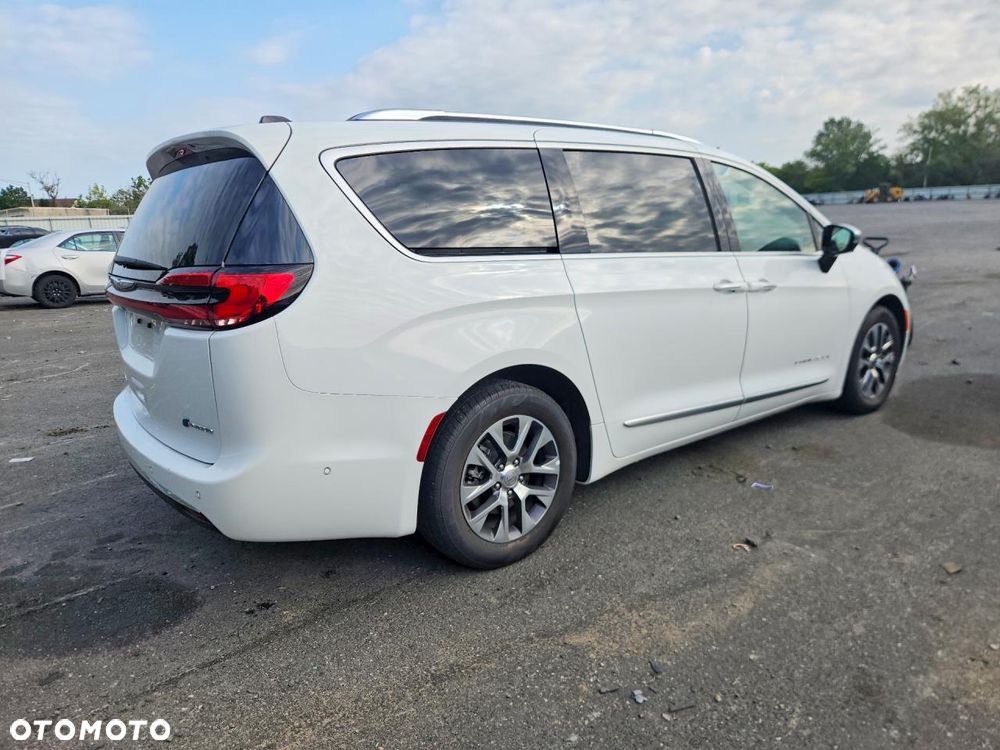 Chrysler Pacifica - 4